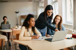 comprar-ordenadores-o-alquilarlos-para-centros-educativos-pros-contras